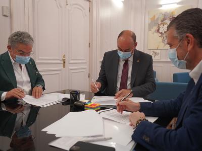 Imagen Diputación, FES y Cámara sellan su compromiso para continuar fomentando el consumo de servicios y productos de la provincia