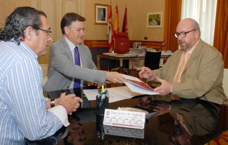 Imagen La Diputación firma un convenio con la Asociación Cultural 