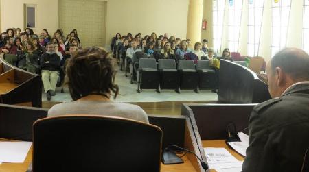 Imagen Los trabajadores de los CEAAS intercambian impresiones sobre la implantación de la Estrategia 20.20 con Miguel Ángel de Vicente