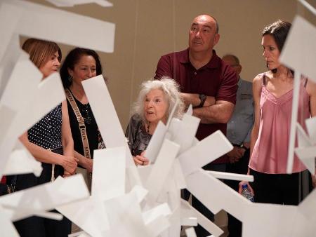 Imagen El Museo Esteban Vicente clausura la exposición 'Procesos, ritmos y vibraciones' con Fuencisla Francés ejerciendo de guía