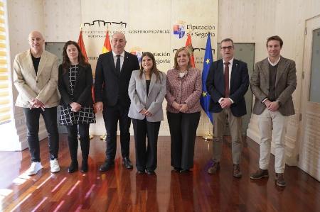 Imagen Carmen Vargas-Machuca toma posesión como viceinterventora de la Diputación, en un acto en el que el presidente pide que la institución...