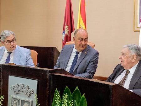 Imagen El “vuelo permanente” de los versos de ‘Caídas’, de Santiago Alba, obtiene el Premio Internacional de Poesía Jaime Gil de Biedma de la Diputación en su trigésima cuarta edición