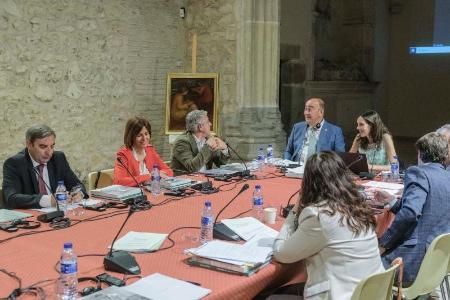 Imagen El Pleno del Consorcio del Museo Esteban Vicente reduce los precios de cesión de espacios y recibe la donación de la obra ‘Mujeres cosiendo’, de 1925