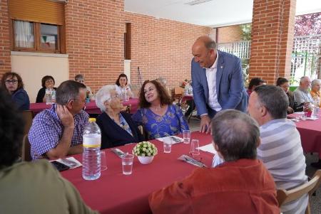 Imagen El presidente de la Diputación celebra el Día de la Familia en la Residencia de Mayores 'La Alameda'